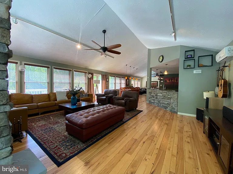 1251 Hinton Dr — Photo 20