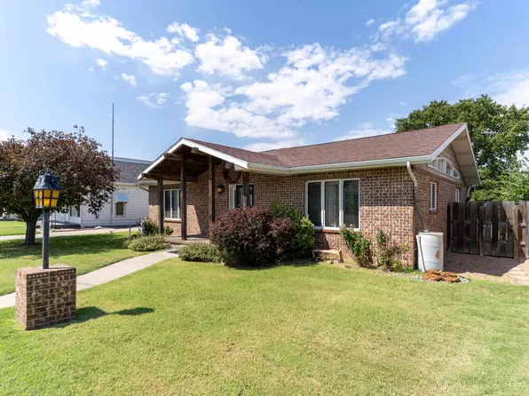 105 W 13th St, Ellis, KS 67637