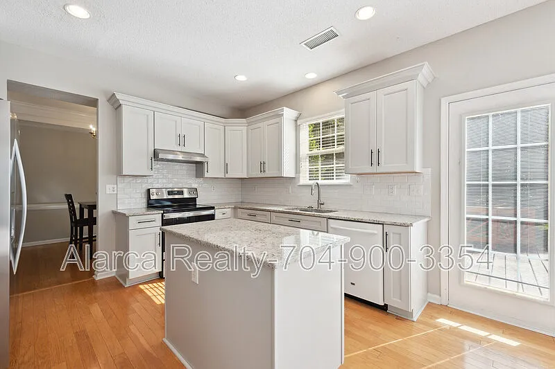4 bed, 2200 sqft, $2,600 — Photo 3