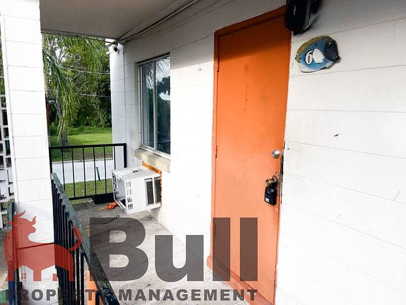 1st image of 1032 W Jefferson St APT 6