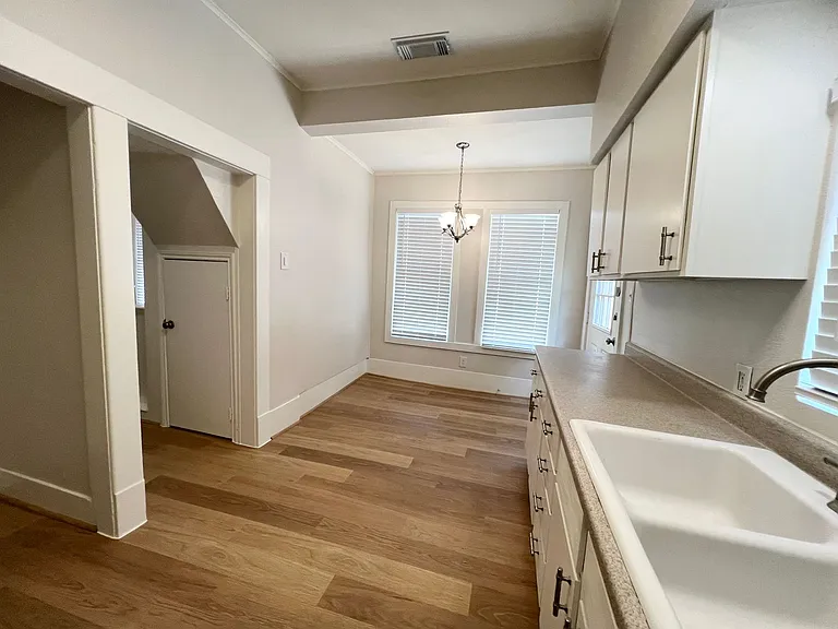 421 E Myrtle St — Photo 7