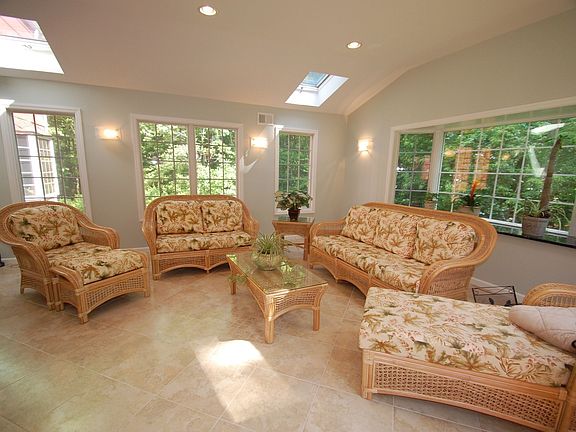 Conservatory - 9.5 ft. ceiling, skylights, large windows, recessed lights