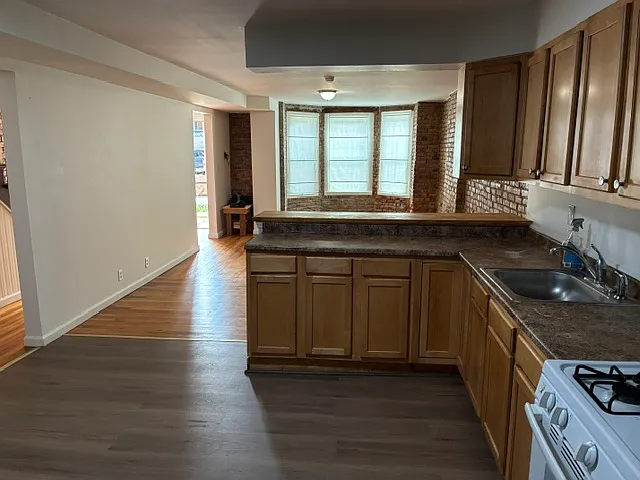 4 bed, 2.5 bath, 2064 sqft, $2,900 — Photo 2