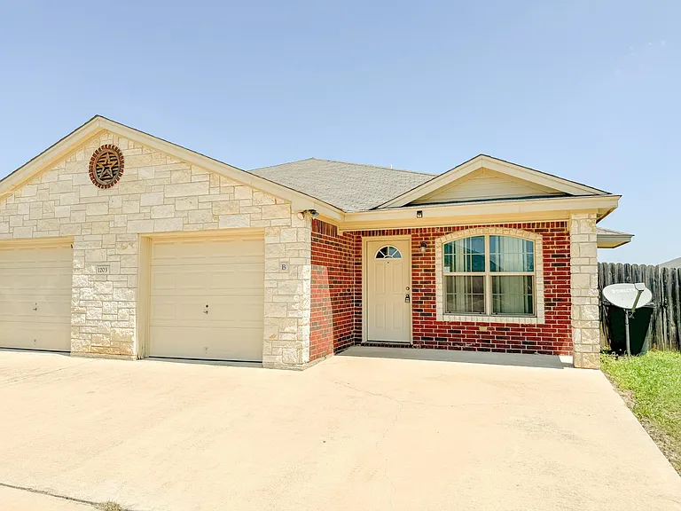 1203 Loyal Ln #B — Photo 1