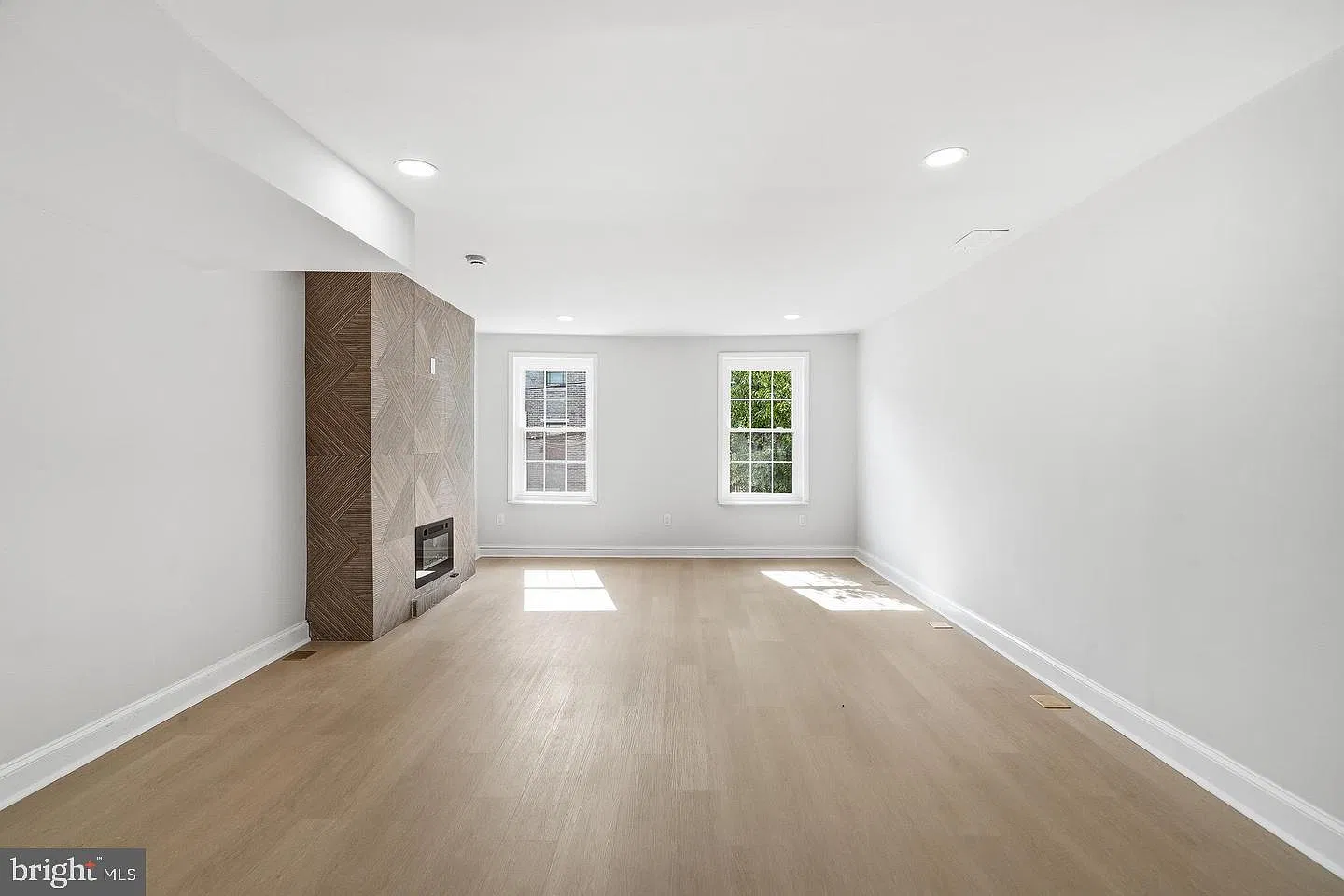 3 bed, 2.5 bath, 2027 sqft, $5,200 — Photo 2