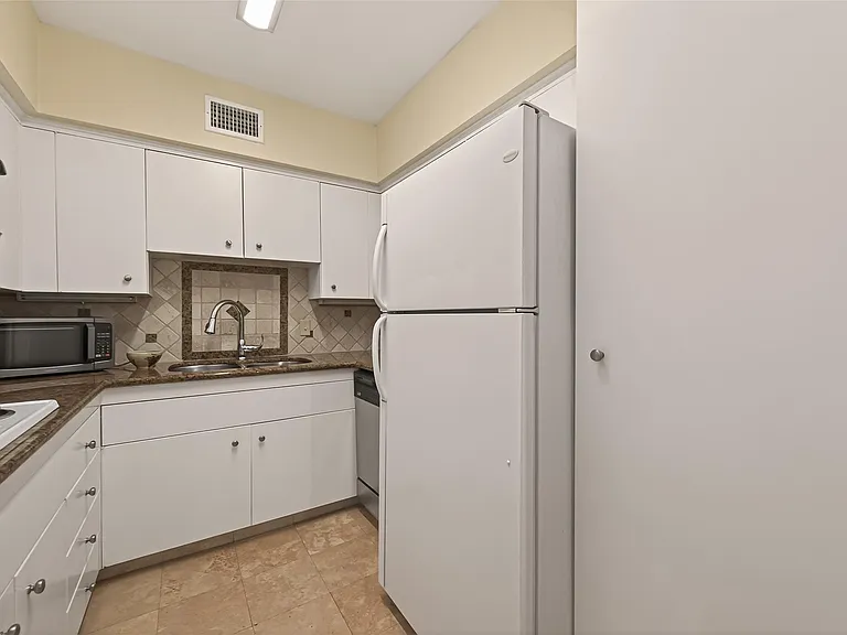 2600 Bellefontaine St #B24 — Photo 13