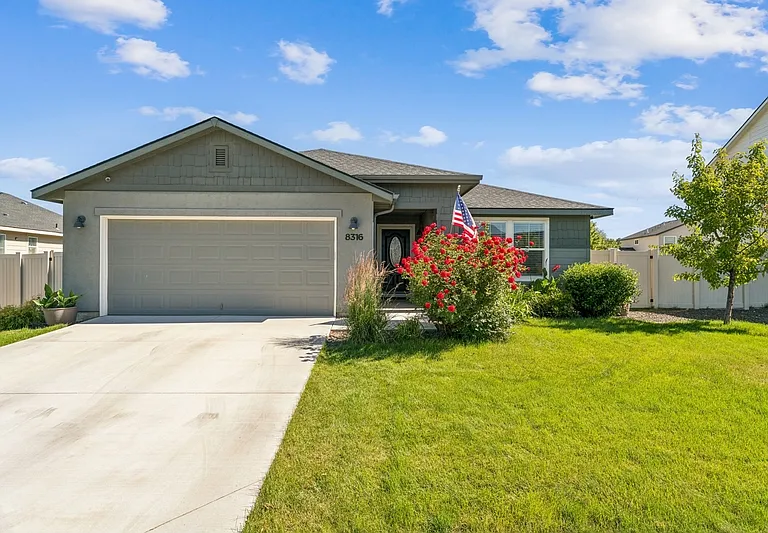 8316 E Conant St — Photo 3