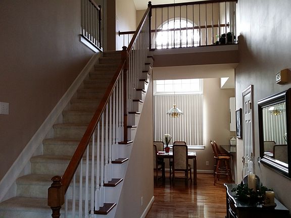 Lovely entry with catwalk