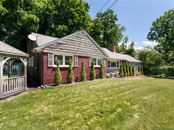 11 Quaker Path, Stony Brook, NY 11790