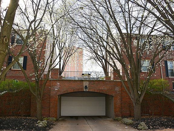 3rd image of 819 Westwood Dr APT 1W