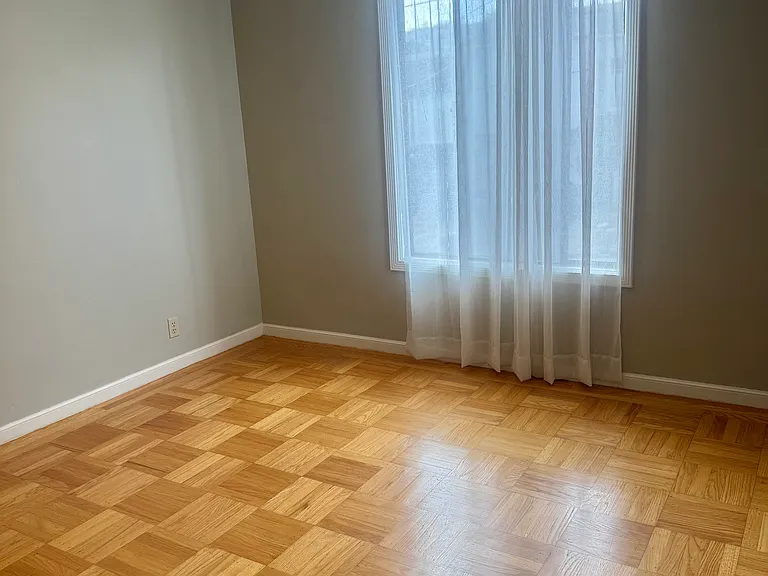 72 Robblee Ave — Photo 13