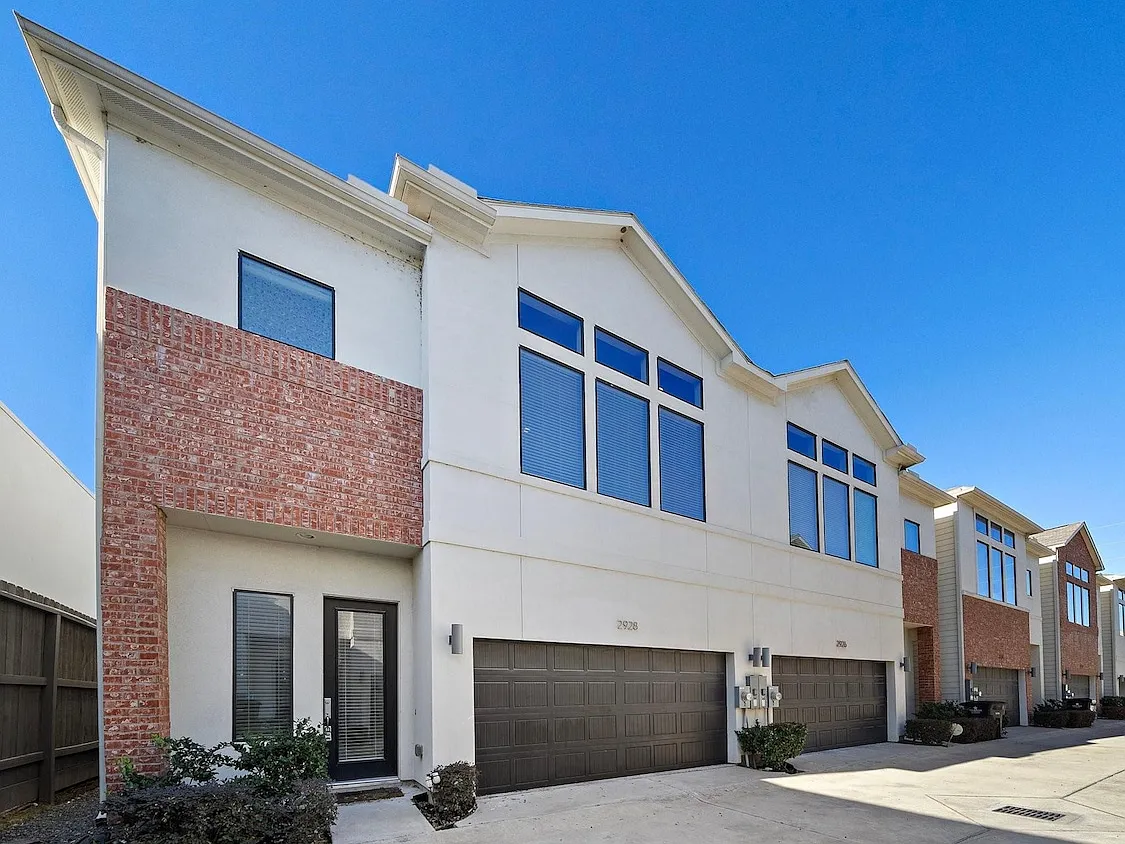 3 bed, 2.5 bath, 1613 sqft, $2,400 — Photo 1