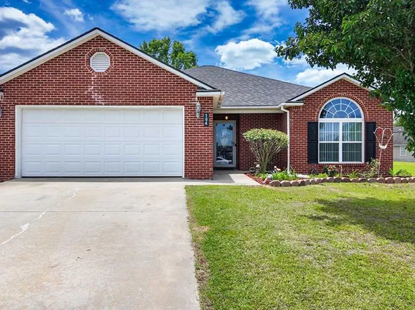 104 Lauren Ln, Thomasville, GA 31792
