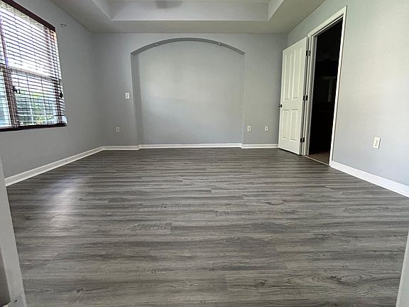 5th image of 1442 Lakes Circle Dr