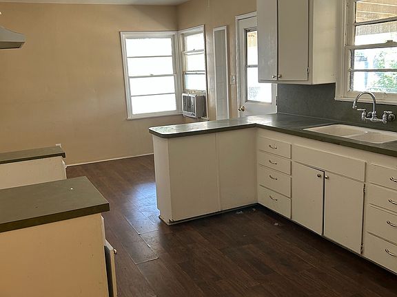 3rd image of 286 Bernard Way