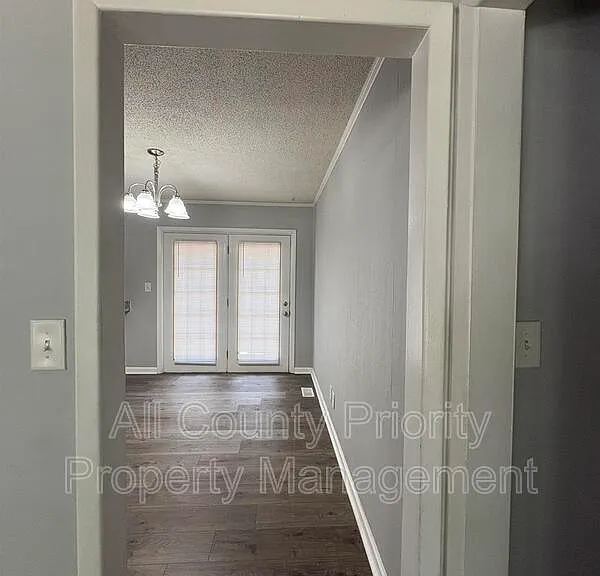 513 W Jones Ave — Photo 3