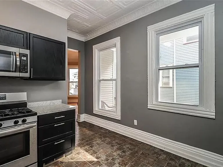 473 Alexander St — Photo 12