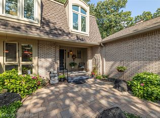1136 Meadowglen Ct, Bloomfield Hills, MI
