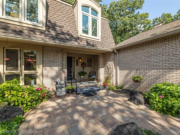 1136 Meadowglen Ct, Bloomfield Hills, MI 48304