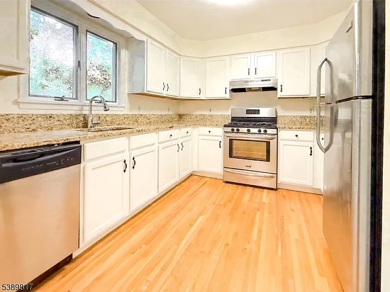 3 bed, 2.5 bath, $4,500 — Photo 2