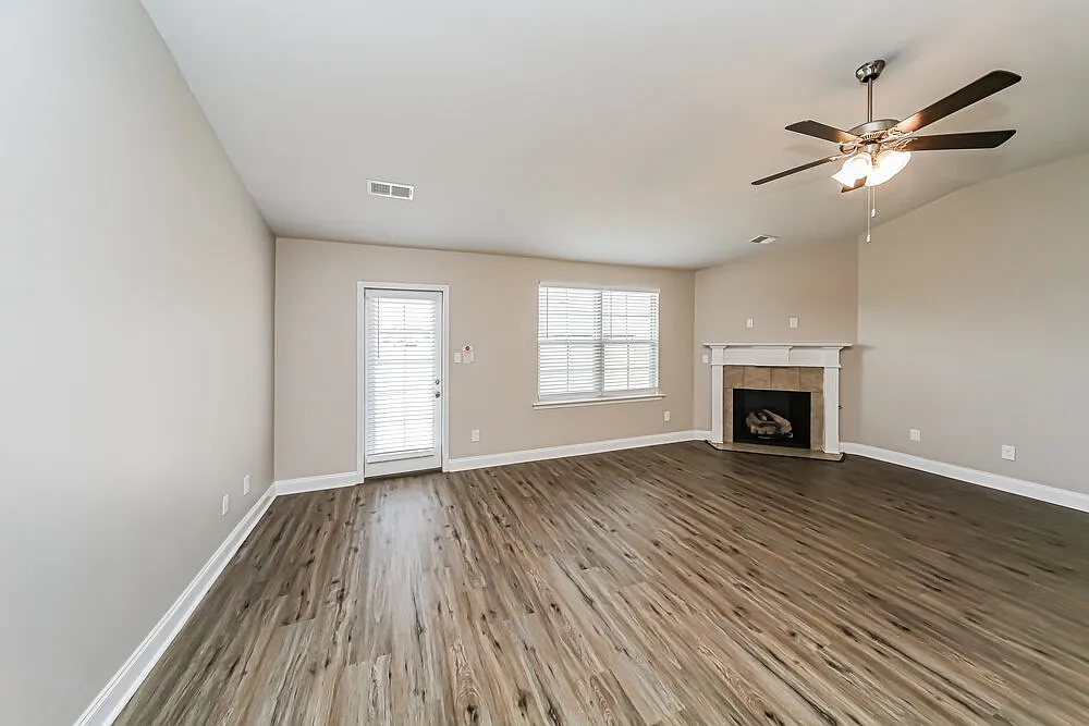 4 bed, 2.0 bath, 1930 sqft, $2,225 — Photo 3