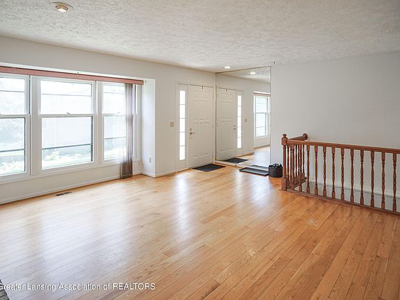 5th image of 7110 Creekside Dr