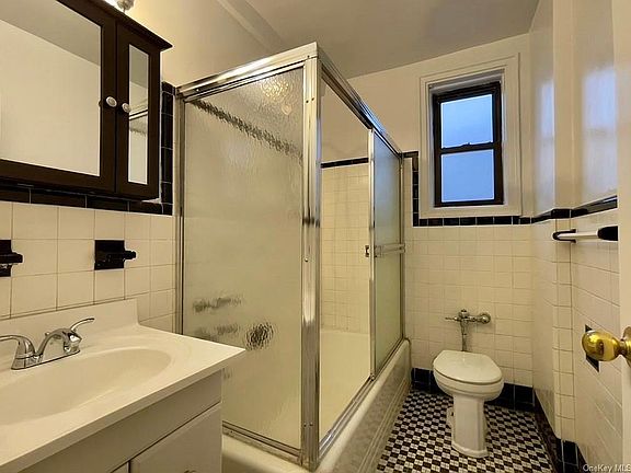 4th image of 413 Larchmont Acre #413D