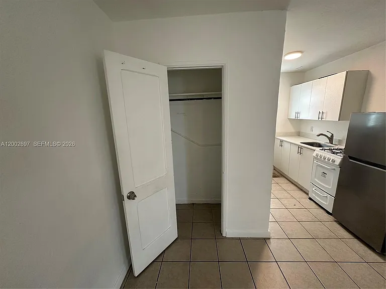 480 SW 10th St #6 — Photo 7