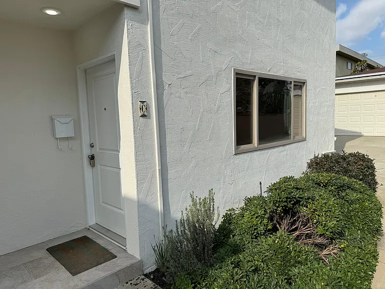 1905 Robinson St #C — Photo 2