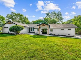 6433 Hodges Dr, Prairie Village, KS 66208