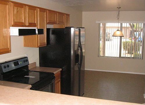 Large eat-in kitchen w/new stainless appliances