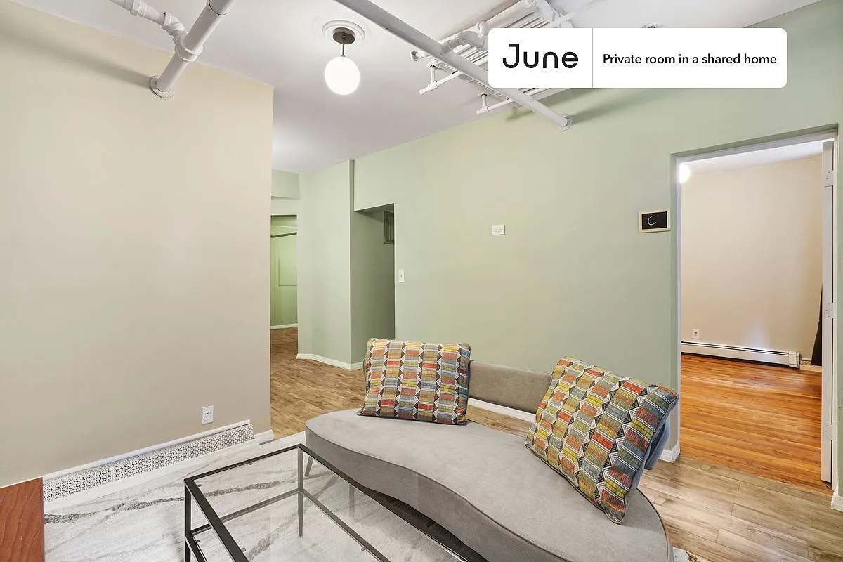 Queen bedroom in 3 bed/2 bath home in Morningside Heights #891 B — Photo 4