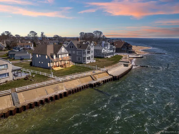 25 Loop Road, Clinton, CT 06413