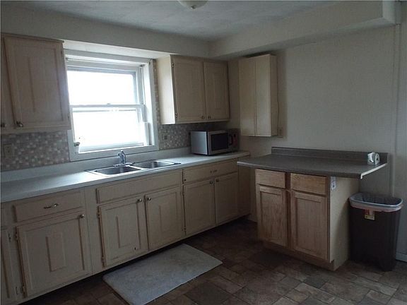 3rd image of 121 E Elm St