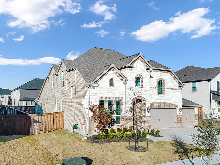 7470 Sanctuary Dr — Photo 22