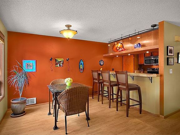 dining area w/breakfast bar