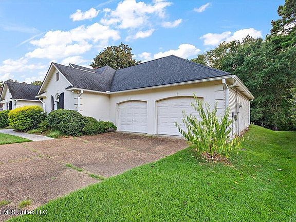 3rd image of 423 Woodlands Cir