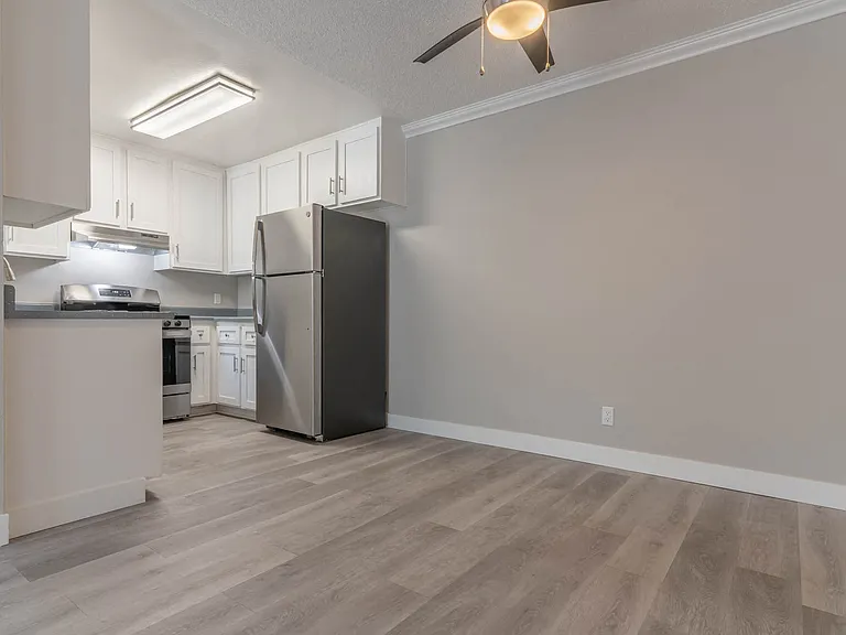 Shoreline Apartments — Photo 21