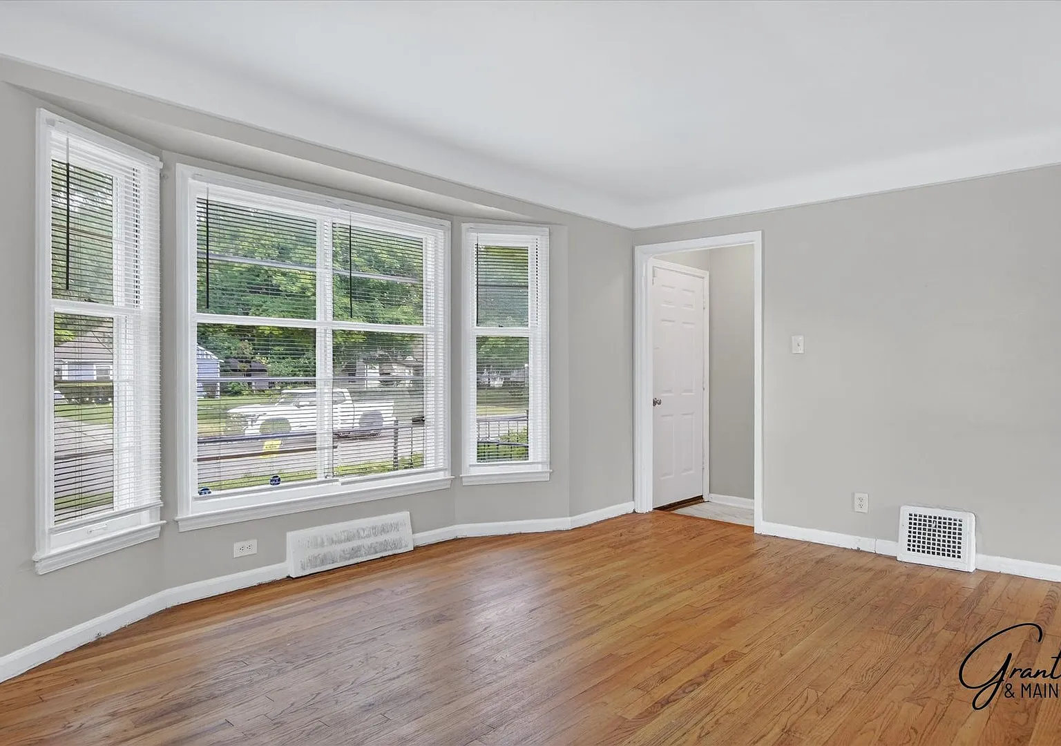 $1550 3 bedroom Redford bungalow — Photo 4