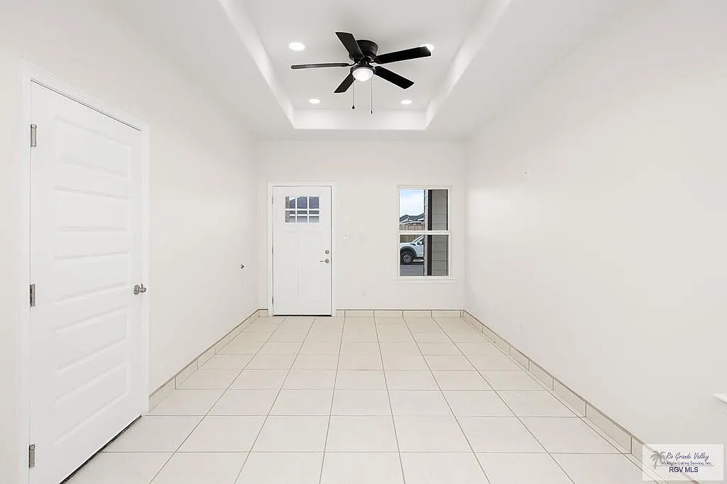 3 bed, 2.0 bath, 980 sqft, $1,225 — Photo 2
