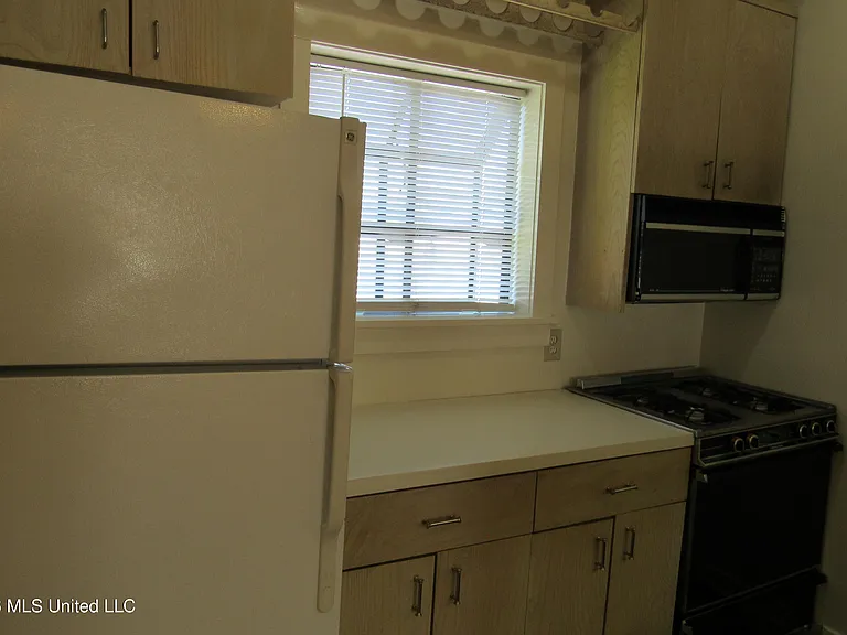 931 E Fortification St — Photo 8
