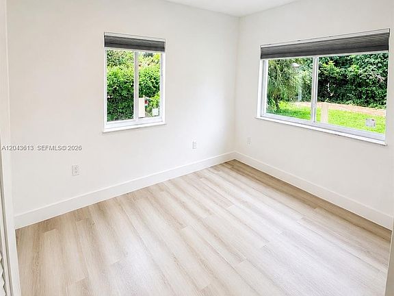 3rd image of 1627 N 28th Ct