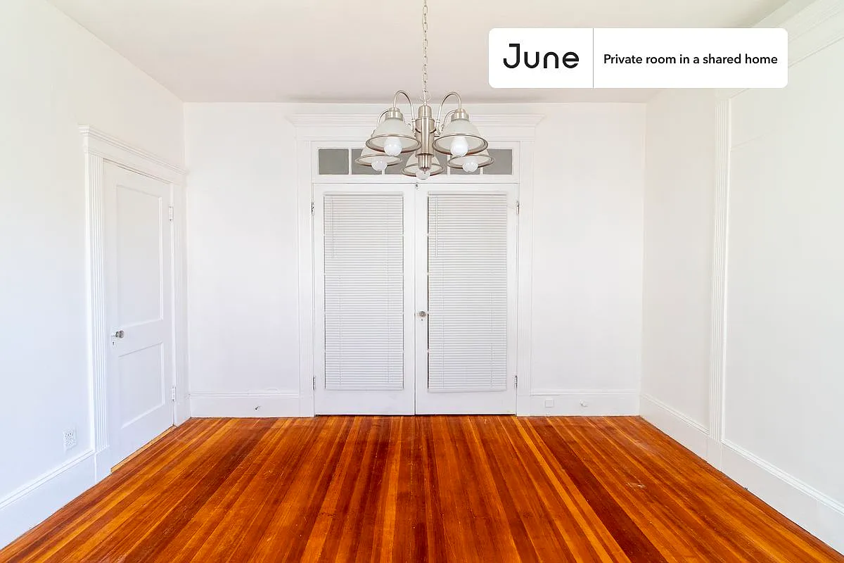 Queen bedroom in 5 bed/2 bath home in Dorchester Center #1494 E — Photo 4