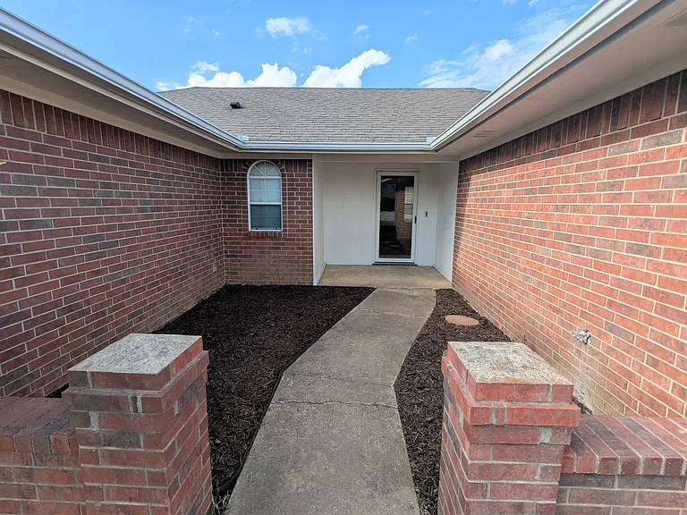 2708 Forrest Cir — Photo 2