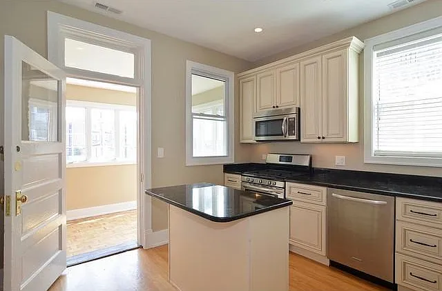 4219 N Leavitt St #2 — Photo 8
