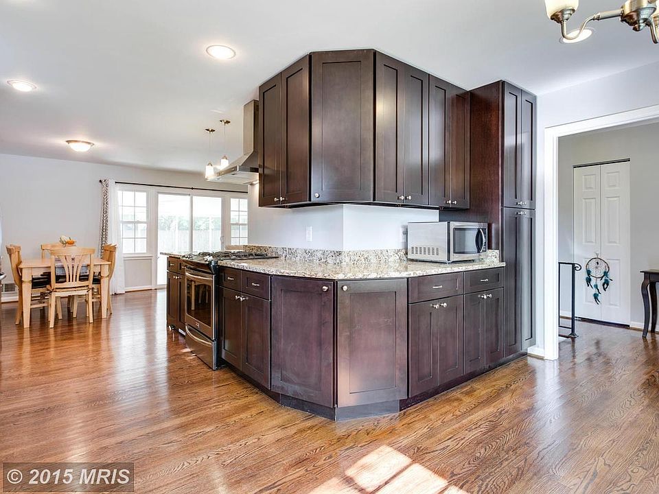 Brand new kitchen w/ SS appliances and granite!