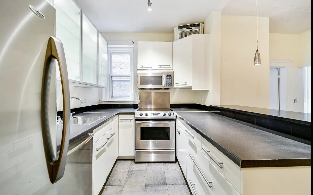 2 bed, 900 sqft, $3,600 — Photo 2