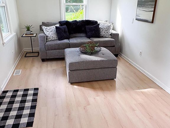 4th image of 5249 Clover Ln