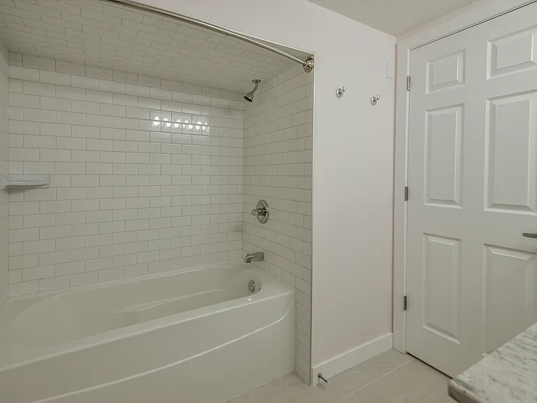 4 Trafford Pl NW #R — Photo 12