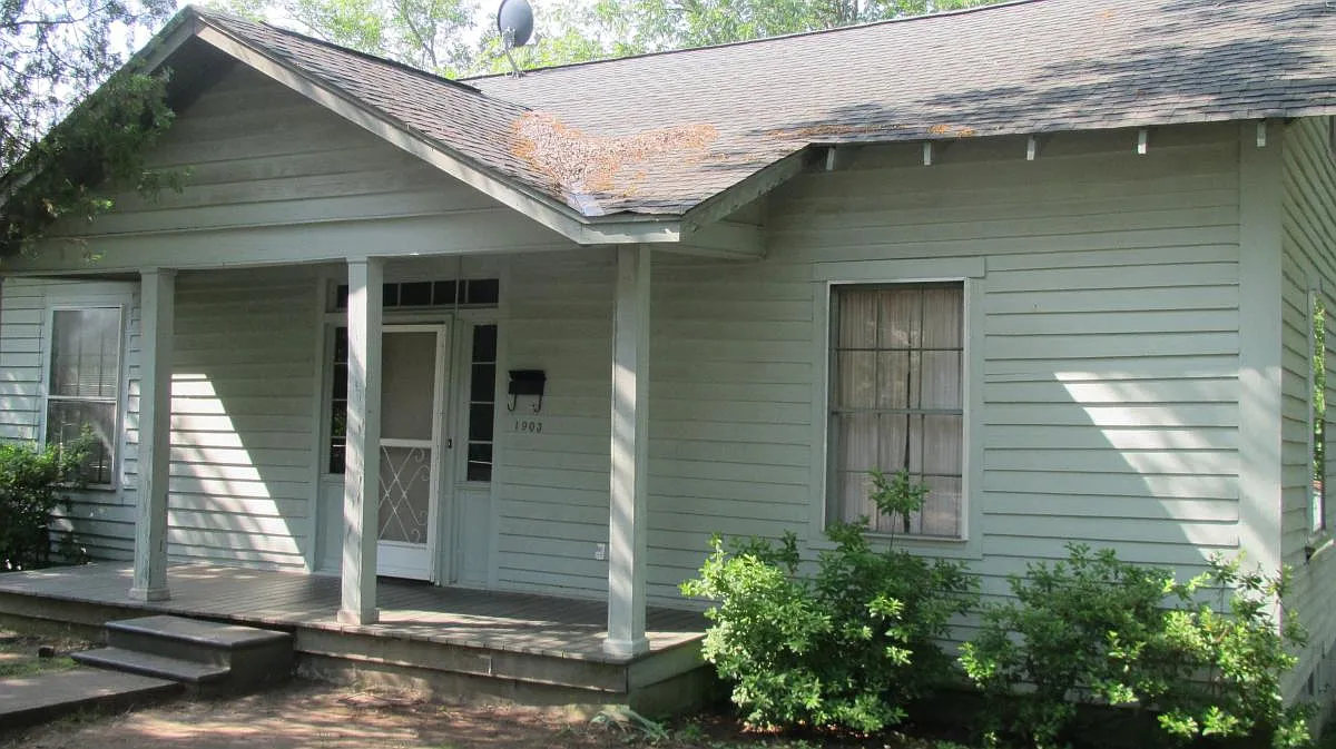 3 bed, 1400 sqft, $1,300 — Photo 2